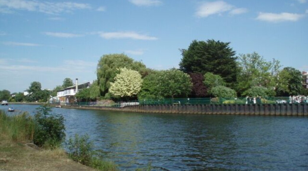 Ravens Ait Photo taken from the Thames path Ravens Ait is an island in the Thames, it has had a variety of owners including the navy laegue and the London Education Centre who have used it as a water sports activity centre. http://en.wikipedia.org/wiki/Raven's_Ait