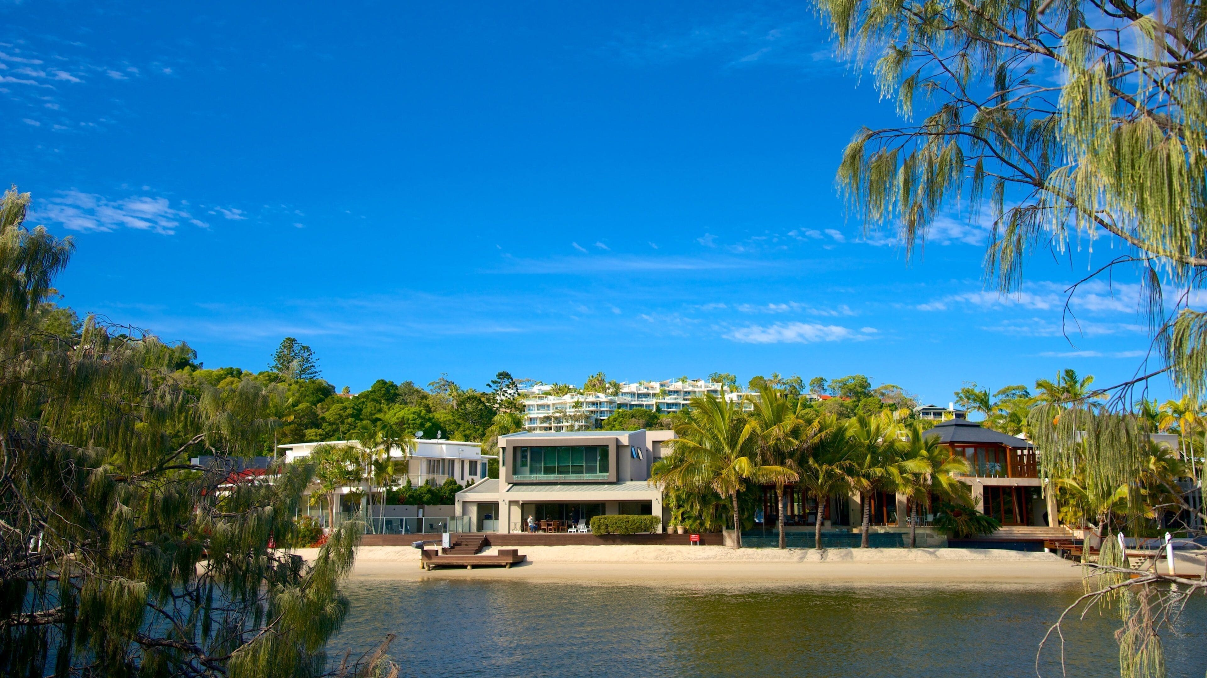 Una propiedad frente al mar con arquitectura moderna, piscina y abundante vegetación.