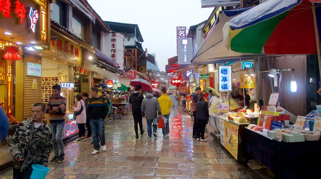 Yangshuo mettant en vedette marchés aussi bien que un petit groupe de personnes