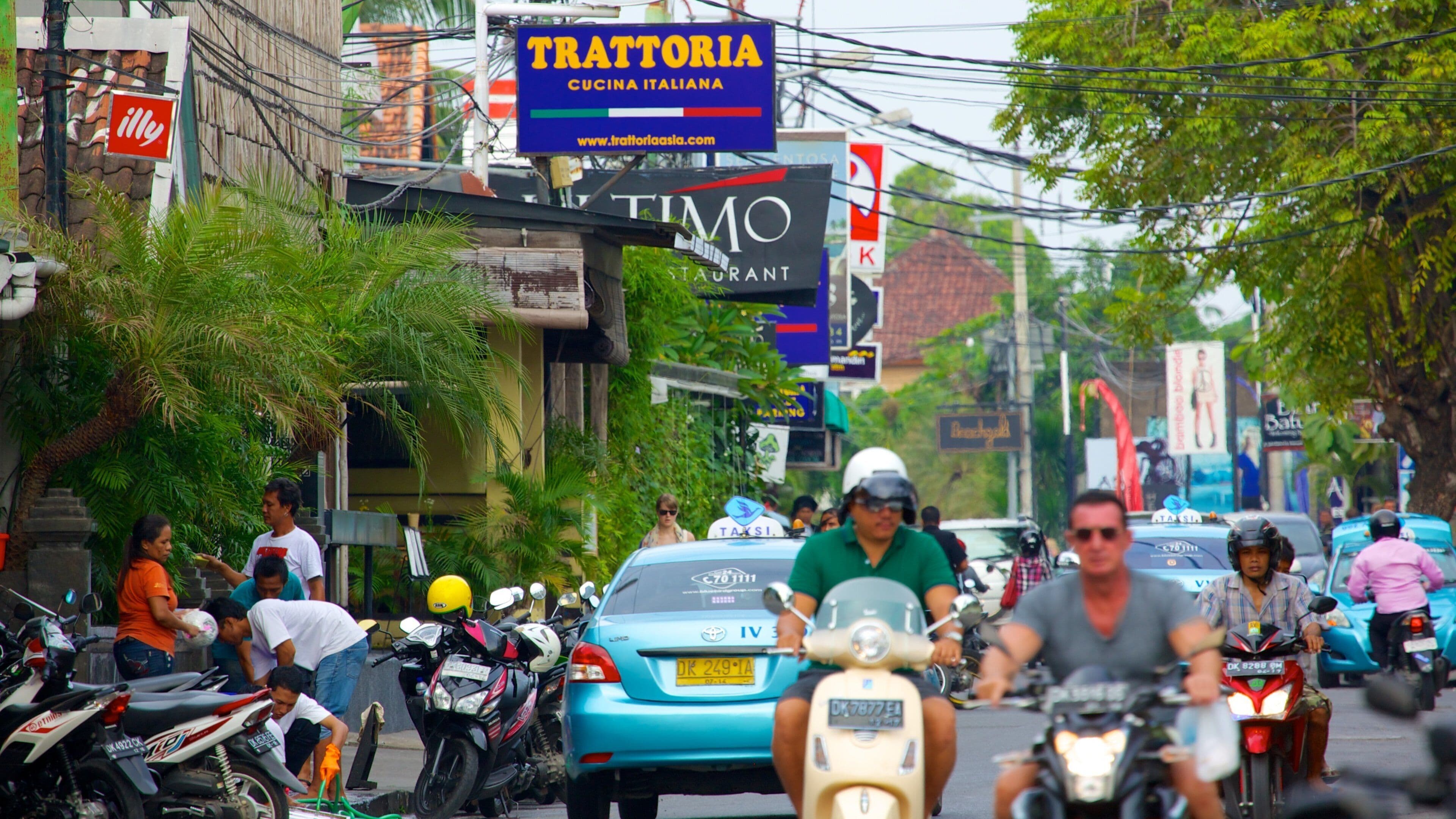 Seminyak que incluye imágenes de calles, paseos en moto y una ciudad