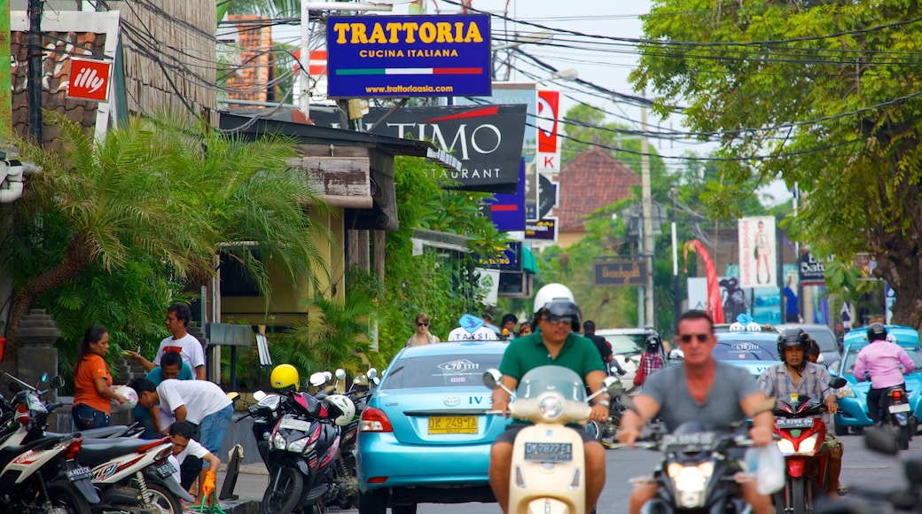 Seminyak que incluye imágenes de calles, paseos en moto y una ciudad