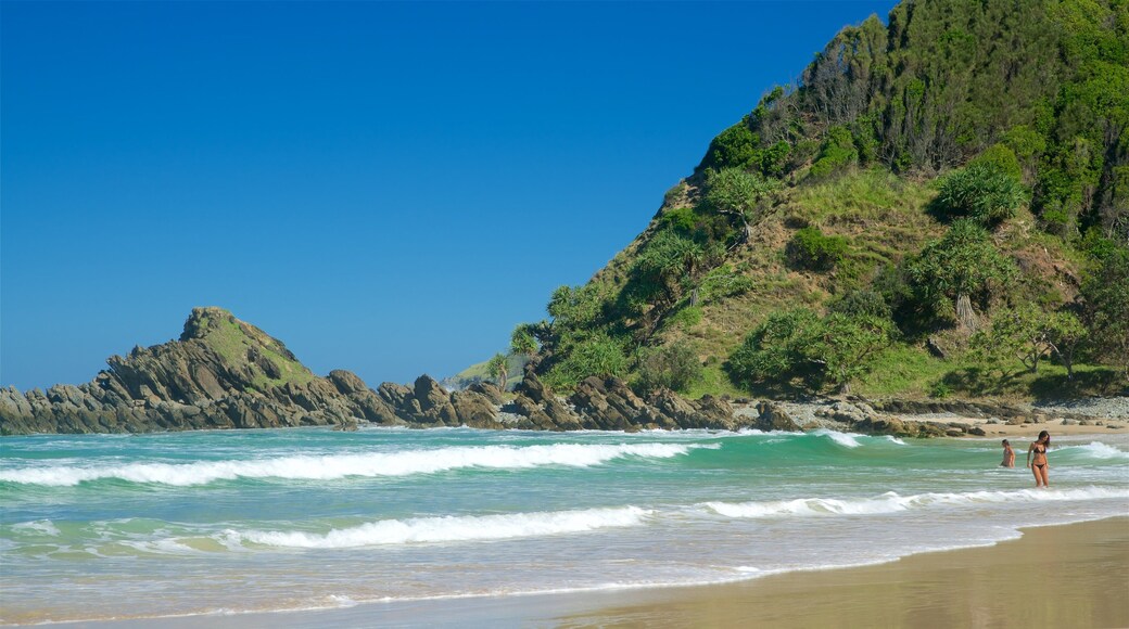 Northern Rivers som visar en sandstrand och berg