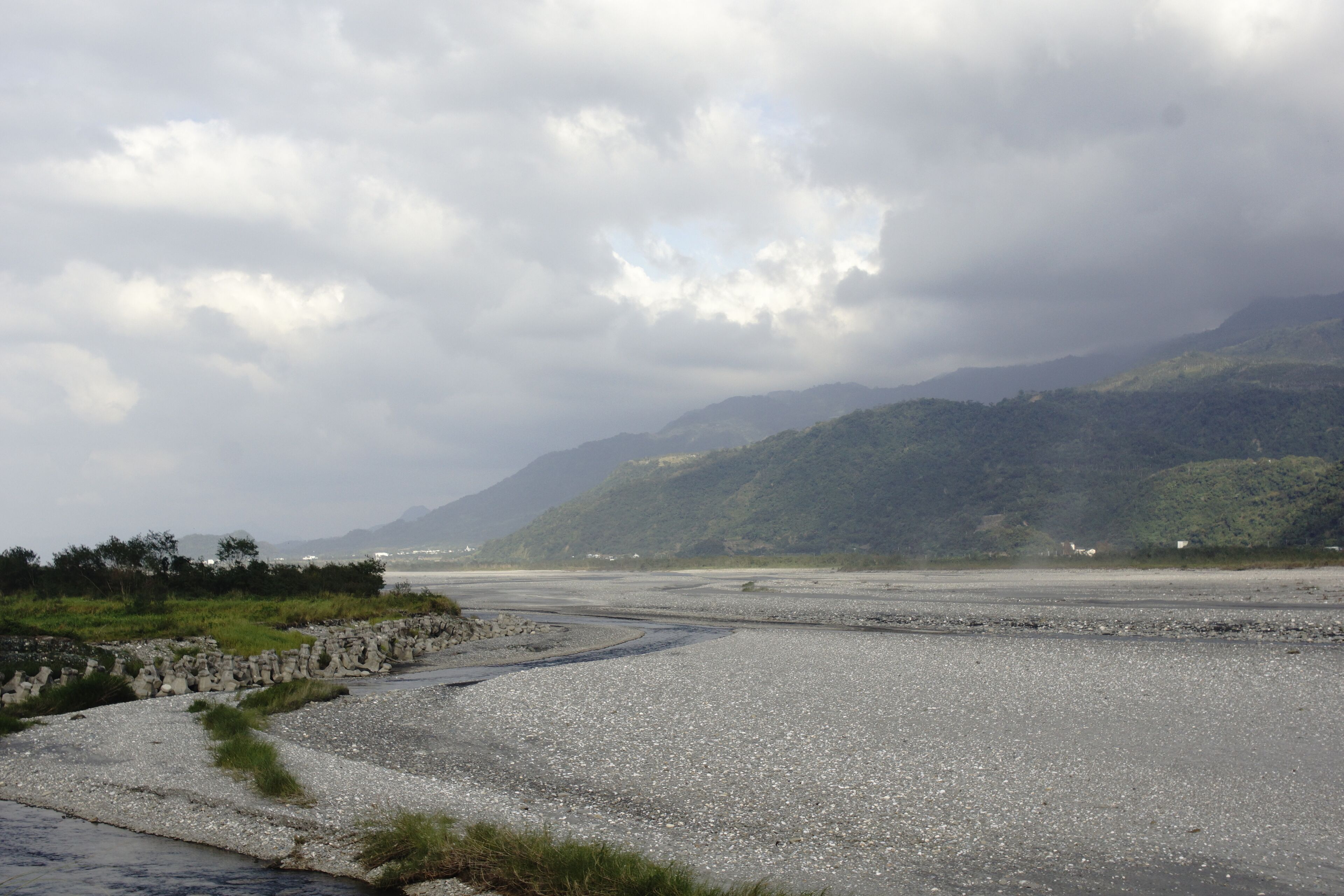 Cloudy sky over the Xiuguluan River.