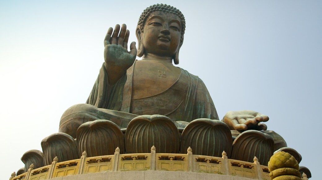 Big Buddha og byder på et monument, religiøse elementer og en statue eller en skulptur