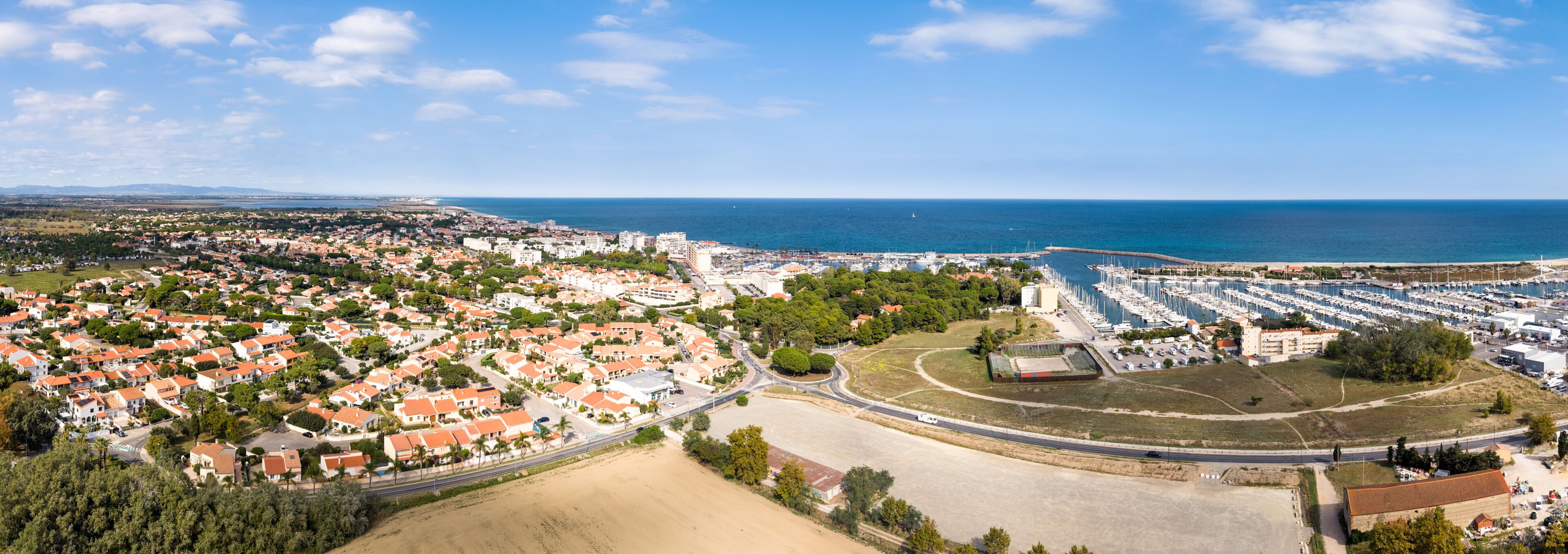 Grand panorama aérien de Saint Cyprien dans les Pyrénées Orientales