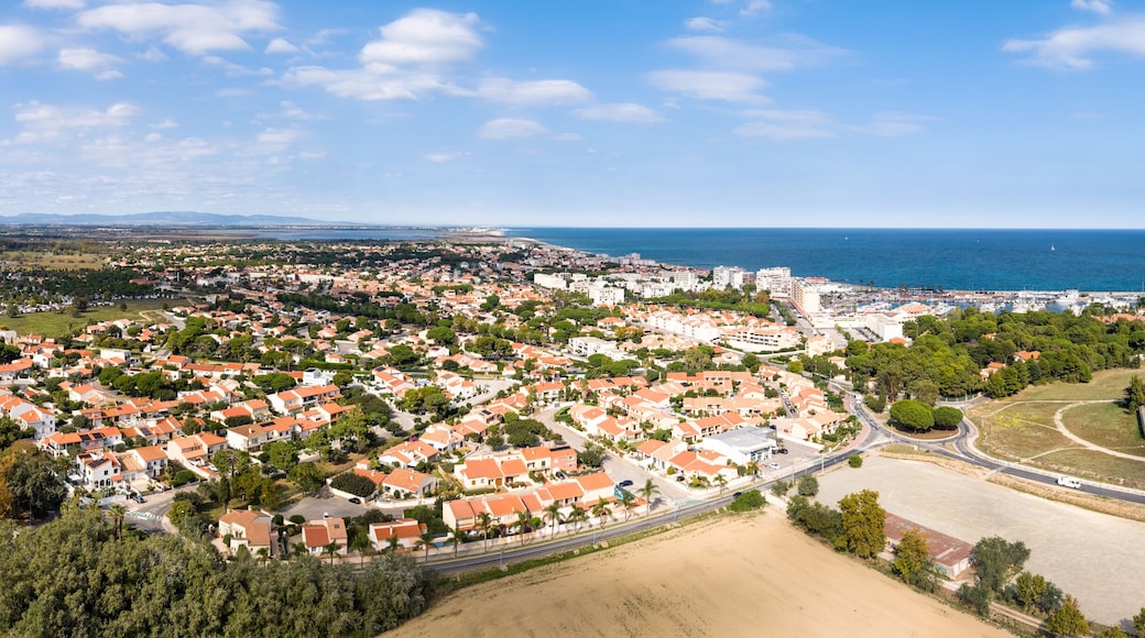 Grand panorama aérien de Saint Cyprien dans les Pyrénées Orientales