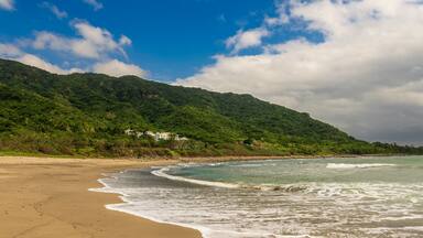 Jialeshuei Beach, waves on the beach at Kenting, Manzhou, Pingtung, Taiwan