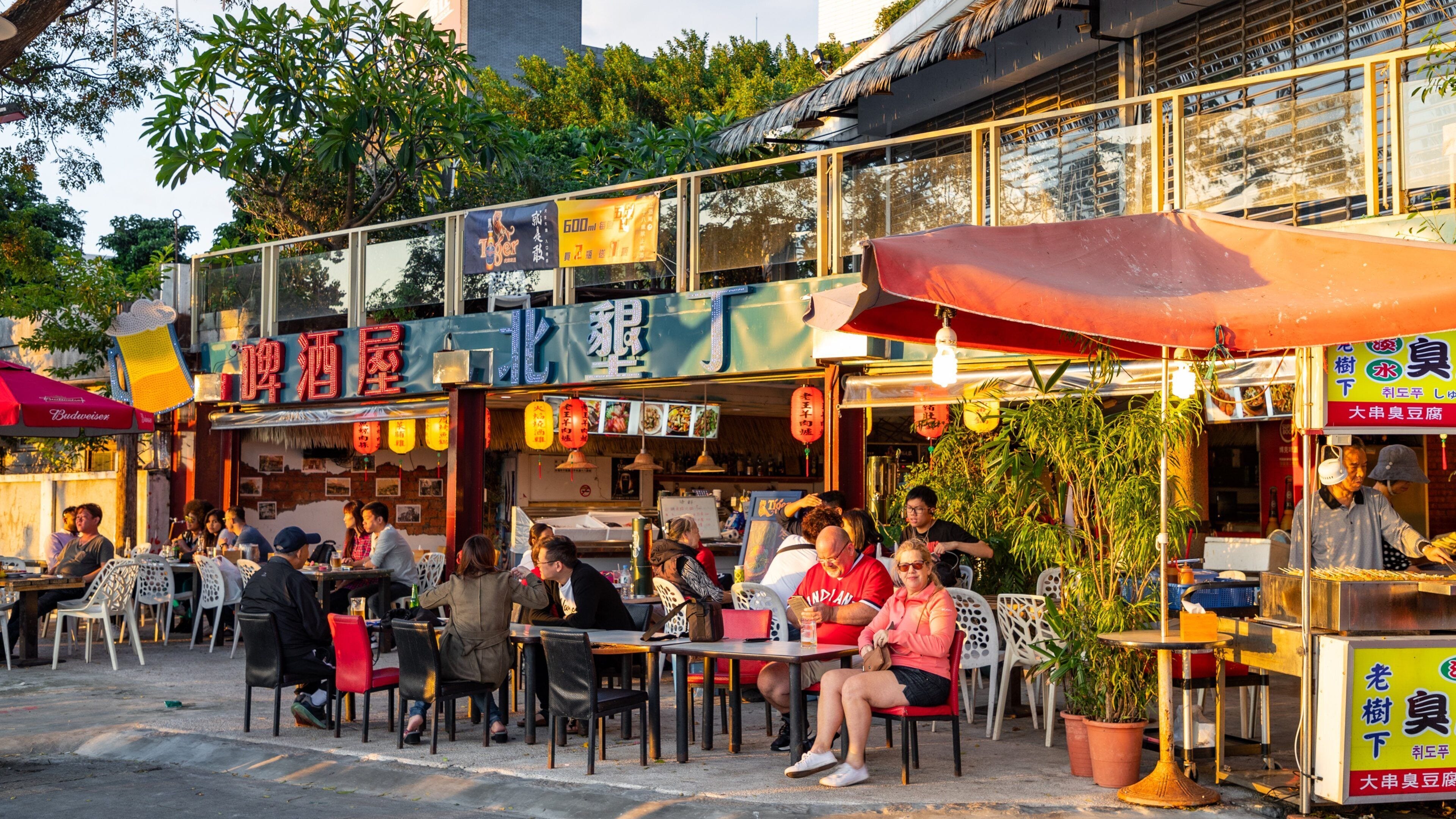 Tamsui featuring outdoor eating as well as a small group of people