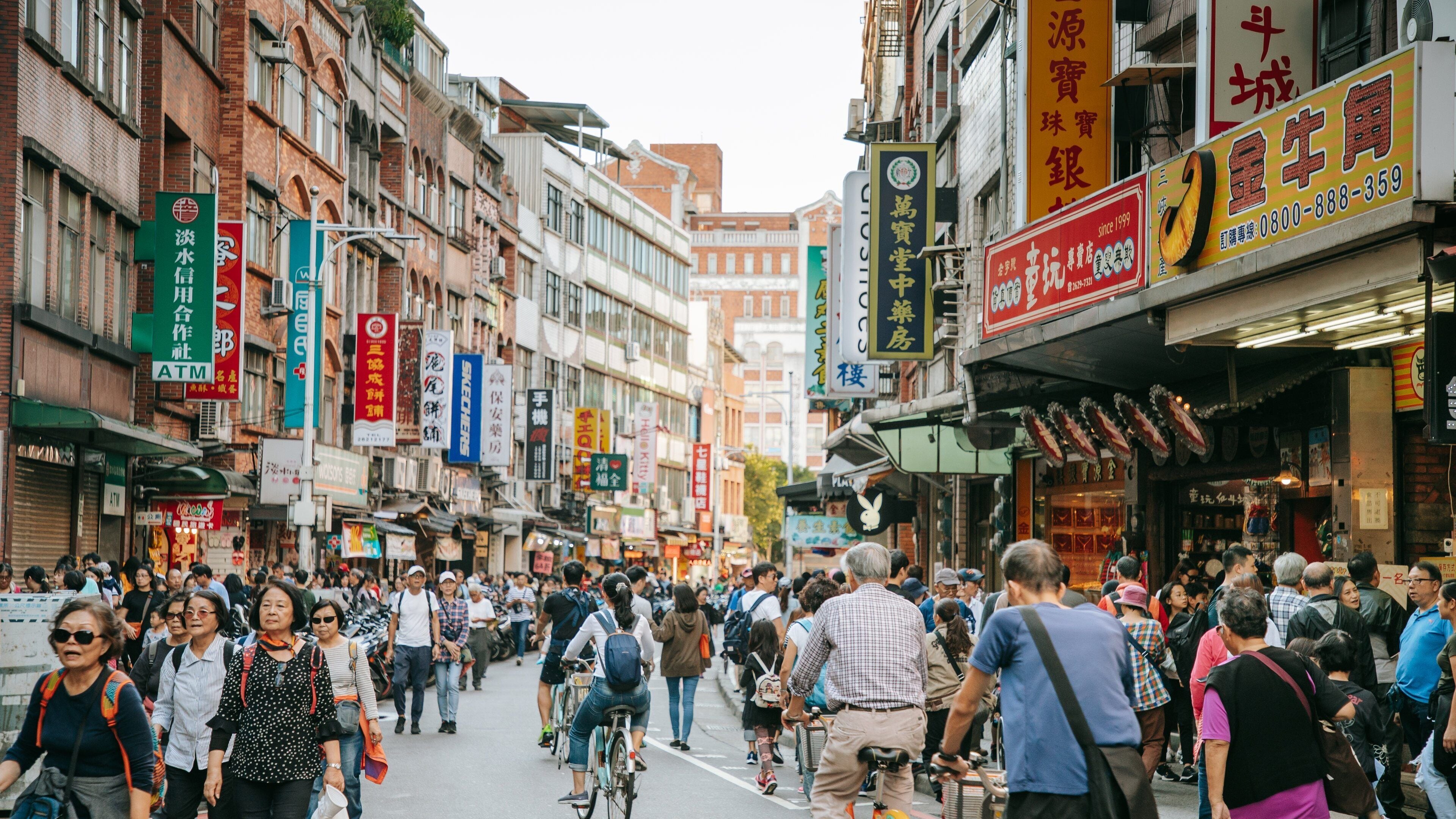 Tamsui featuring a city and street scenes as well as a large group of people