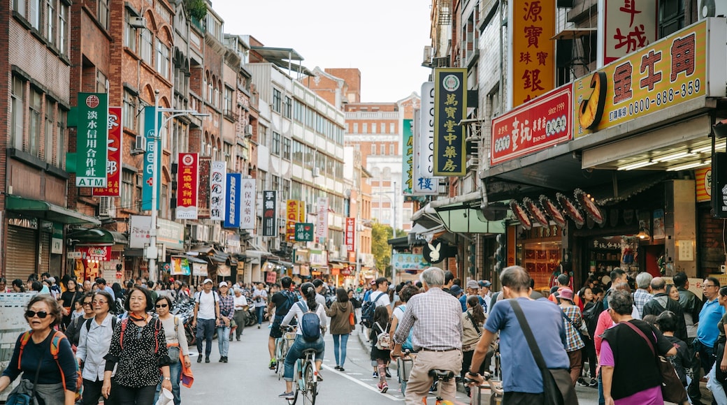 Tamsui featuring a city and street scenes as well as a large group of people