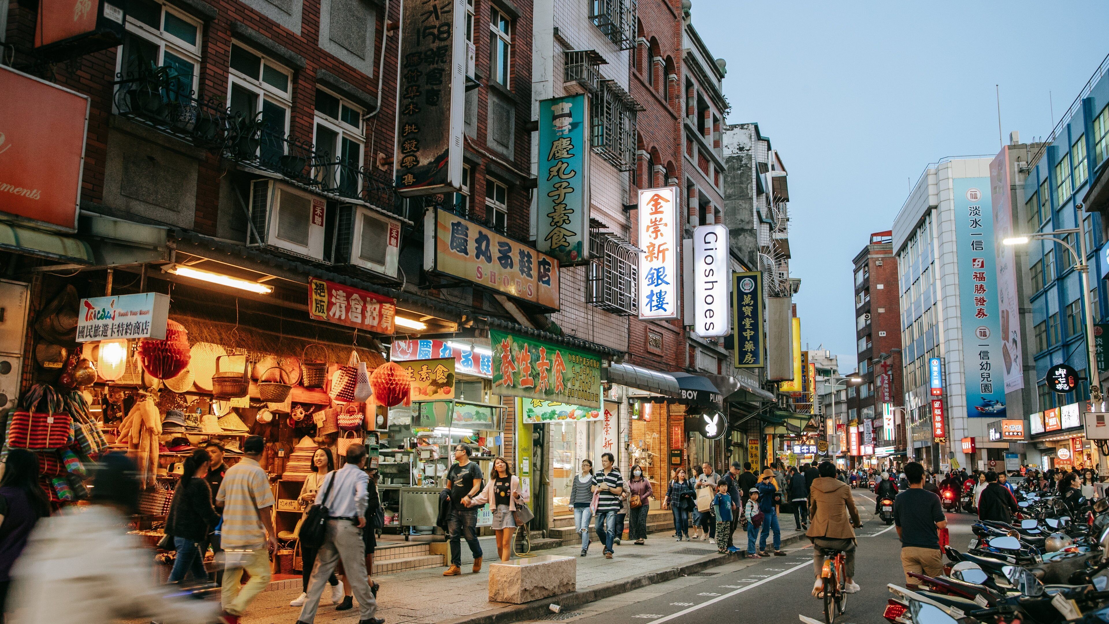 Tamsui showing street scenes and a city