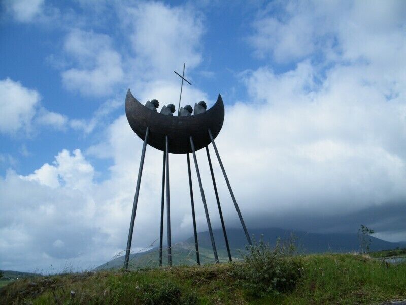 "To the Skellig" a sculpture of four Monks taking a boat to the monastic island of Skellig Micha. This statue is seen while driving through Killarney #Nationalpark
on the RIng of Kerry route.
