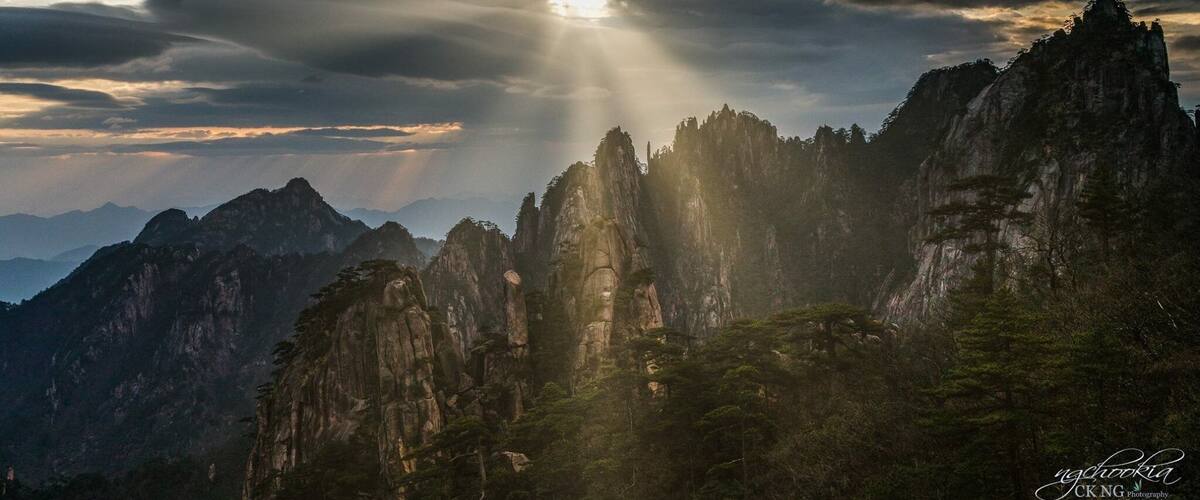 Sun Rays II Huangshan 黄山-China
"人生過客匆匆,相機抓住每個剎那,與我擦肩而過的人和事"