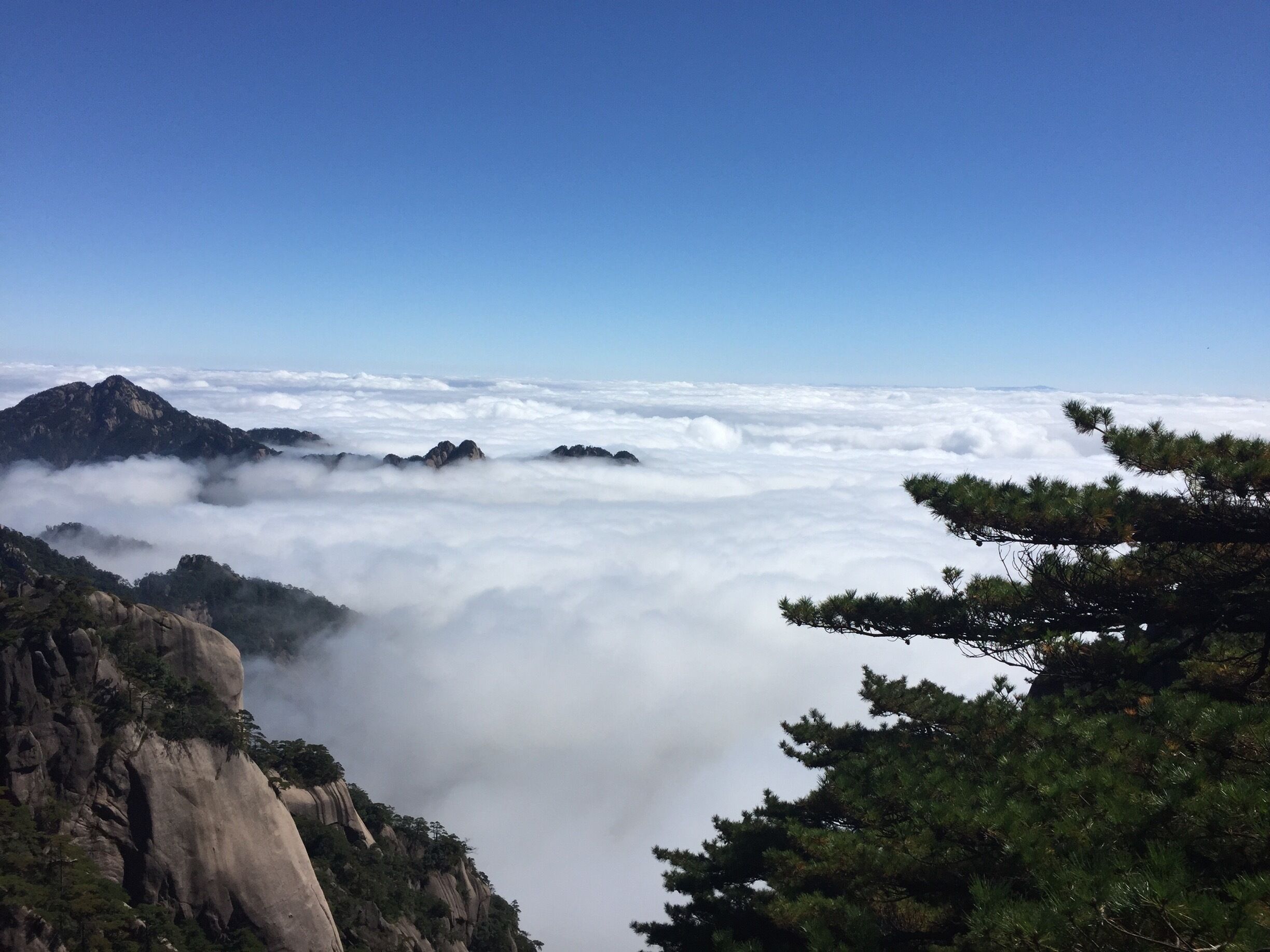 Cloudy day down, rise above the clouds when at the top of the mountain!