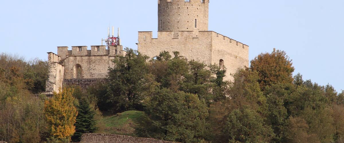 Le château médiéval de Fallavier vu de l'extérieur, ville de Saint Quentin Fallavier, département de l'Isère, France
