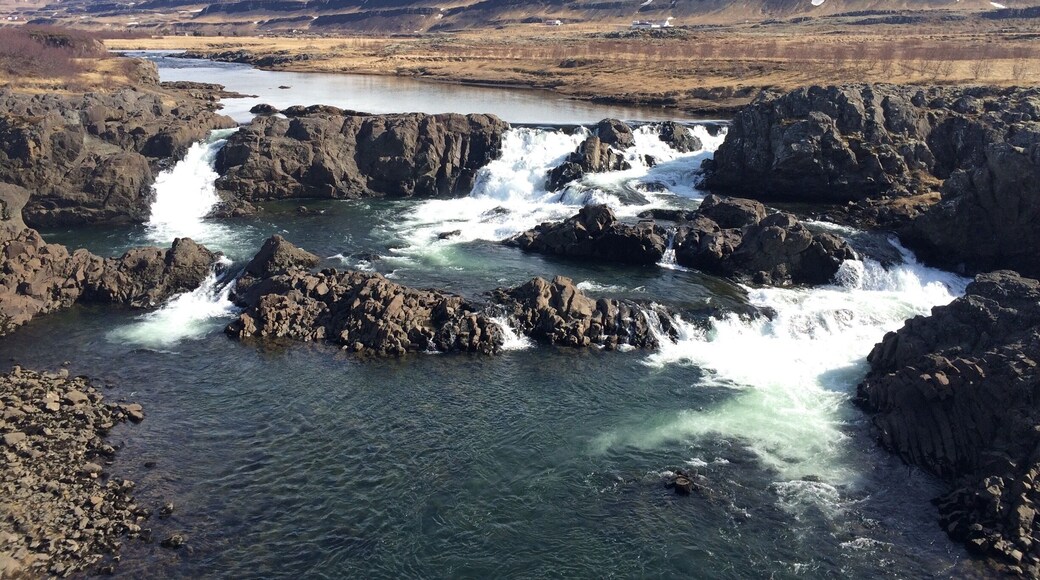 Great find-hidden away just off route 1 before you reach Bifrost on the west coast of iceland. No one there but us- legend says the dwelling place of pixies and trolls...perfect for a picnic 👌