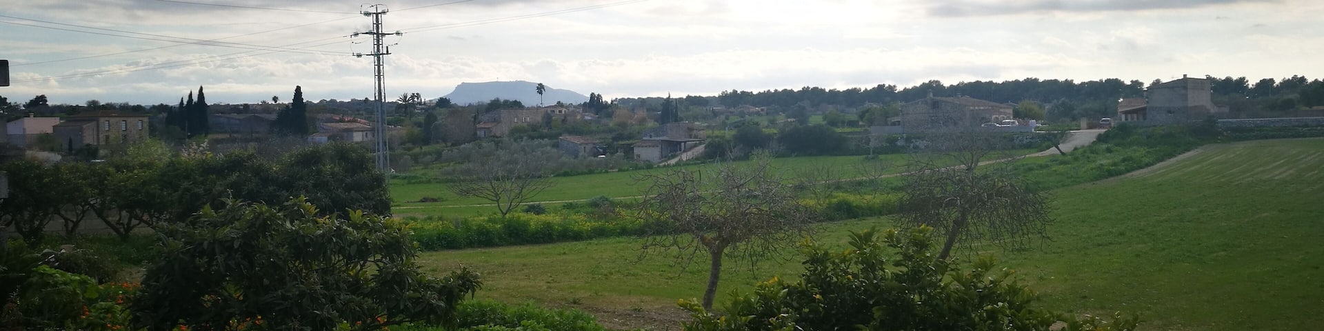 paisatge des del carrer major de Lloret de Vistalegre