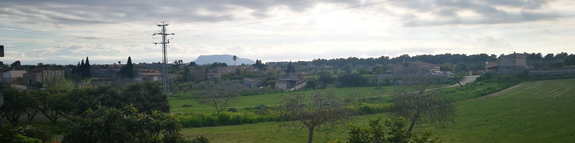 paisatge des del carrer major de Lloret de Vistalegre