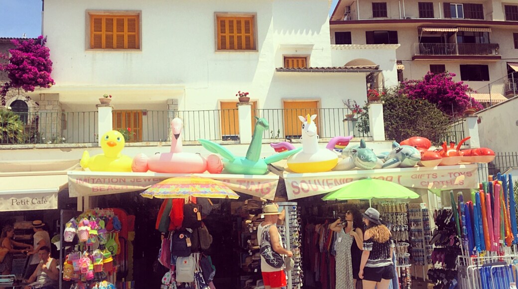 The Port de Soller on Majorca is a secluded paradise, great for families, friends and couples. I loved roaming the port to explore all the tapas restaurants and souvenir shops, like this shop selling animal themed #beach floaties #lifeatexpedia