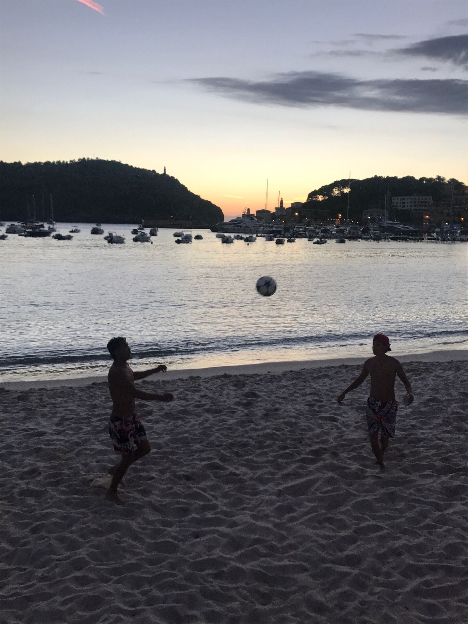 Keepy upeey on the beach in the warm evening, as sun goes down. How better to spend an evening. 