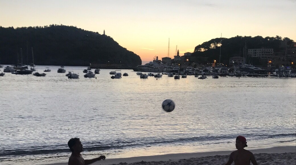 Keepy upeey on the beach in the warm evening, as sun goes down. How better to spend an evening.