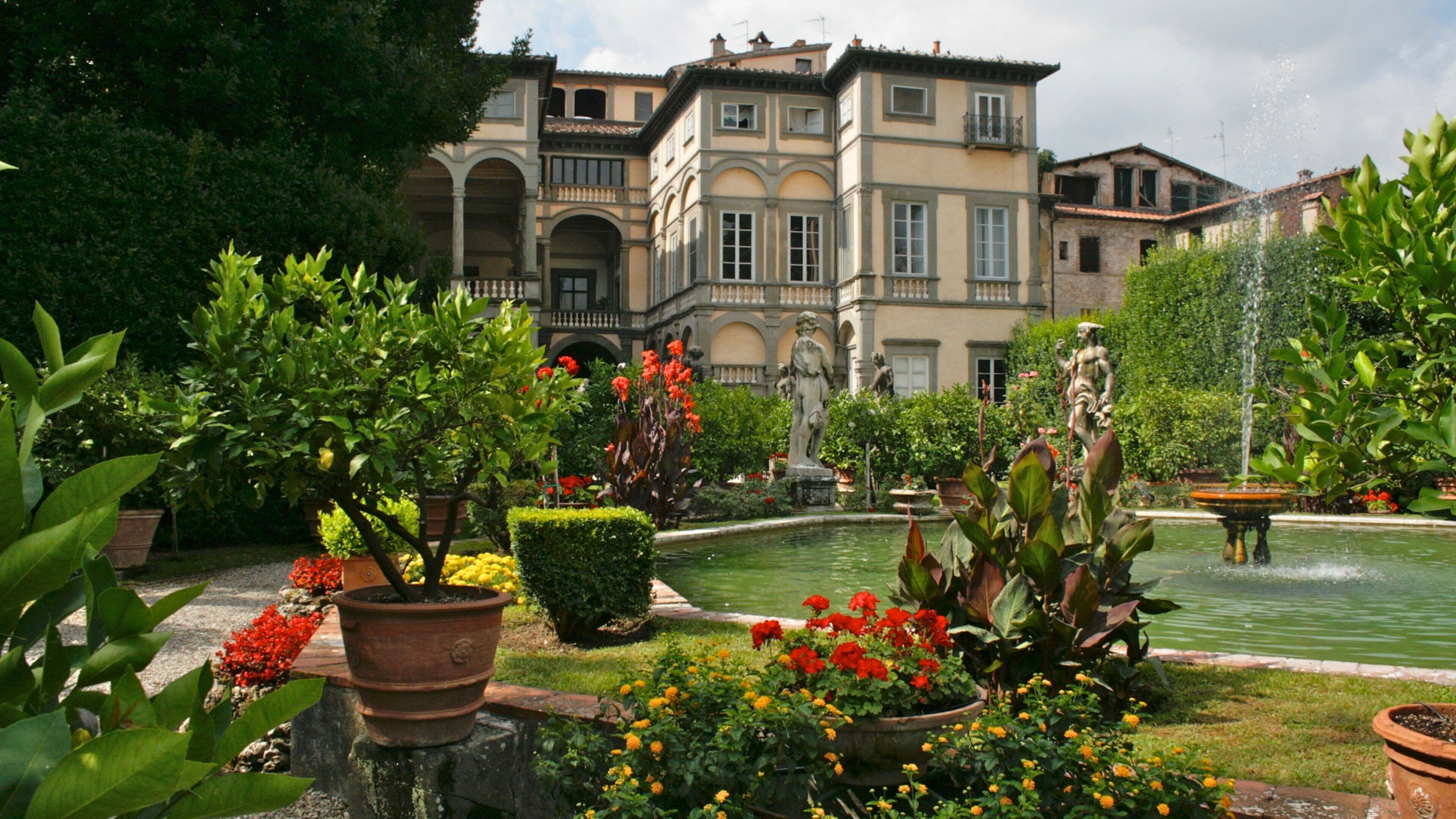 Lucca showing a fountain, a house and heritage architecture