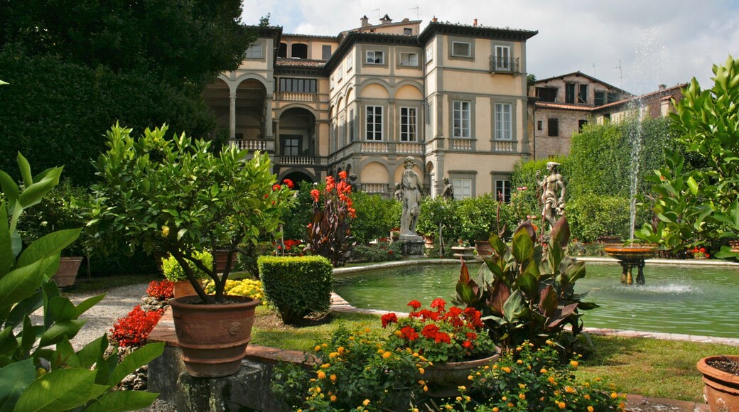 Lucca showing a fountain, a house and heritage architecture
