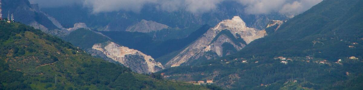 Massa Carrara qui includes brume ou brouillard et montagnes