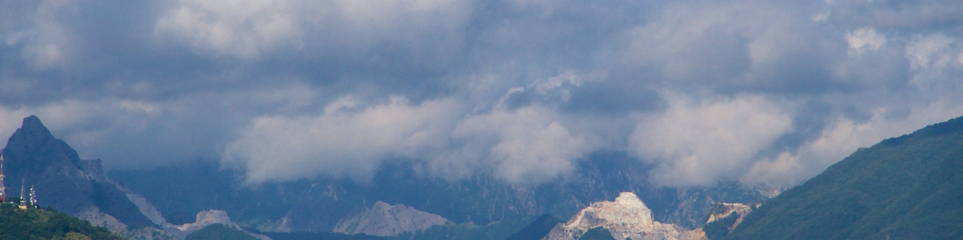 Massa Carrara mostrando montanhas e neblina