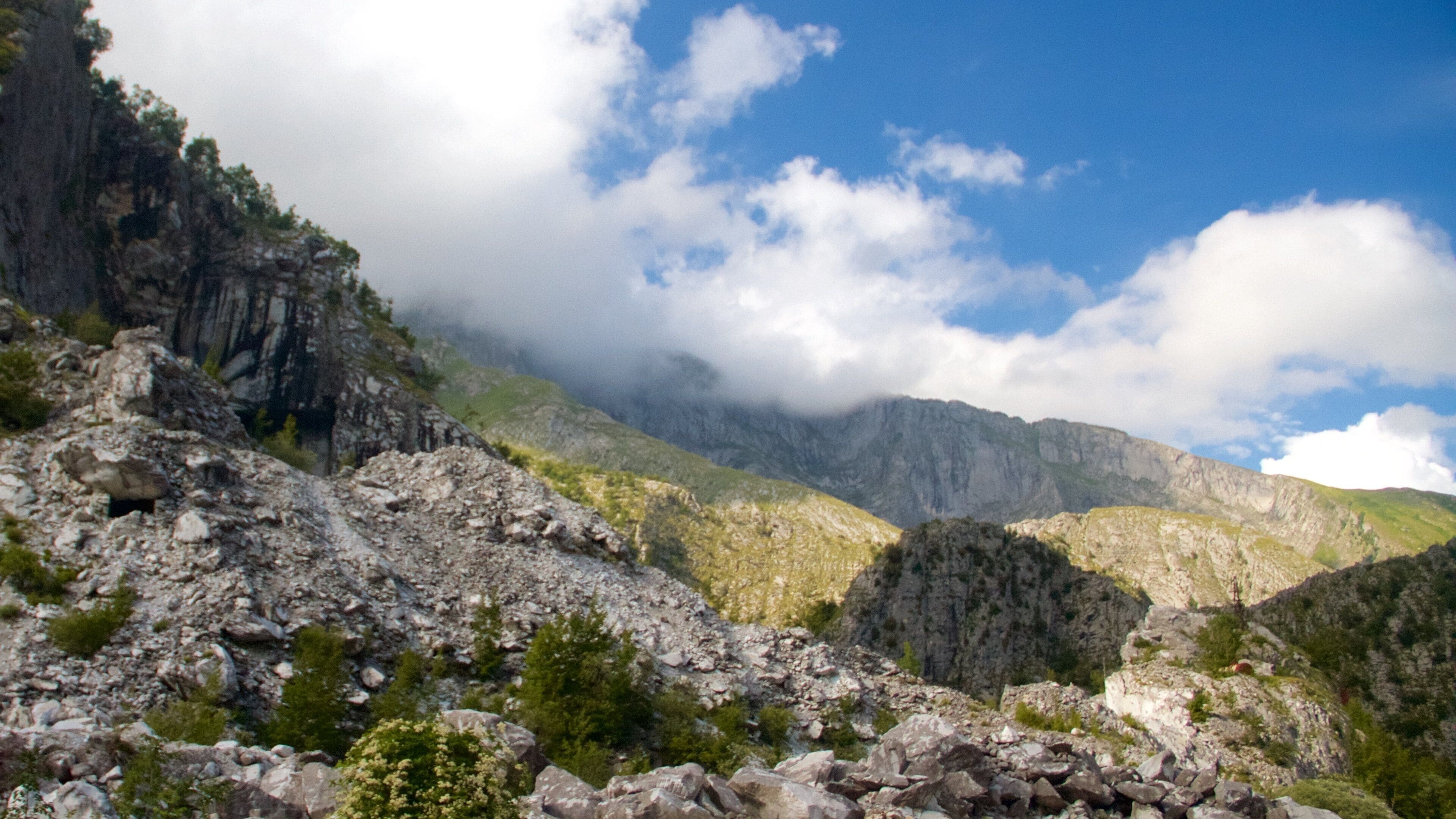 Massa Carrara montrant brume ou brouillard et montagnes