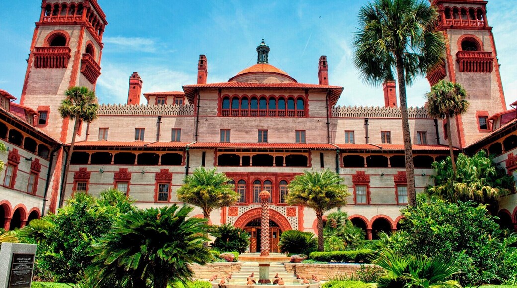 This place is amazing- spanish/islamic architecture in a gilded-age hotel. The town is full of amazing architecture you won't find anywhere east of the alhambra.