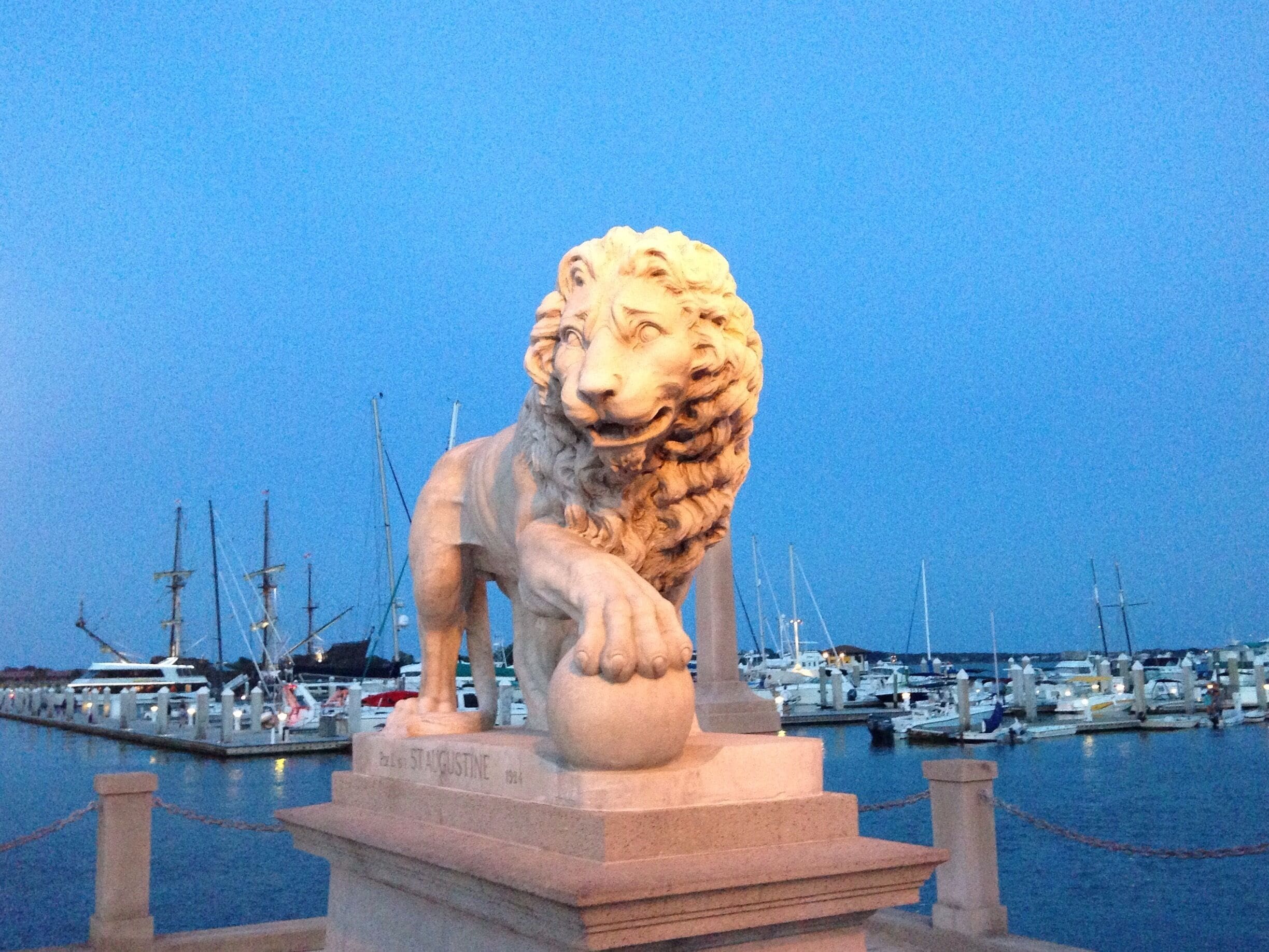 Lion guarding the A1A bridge