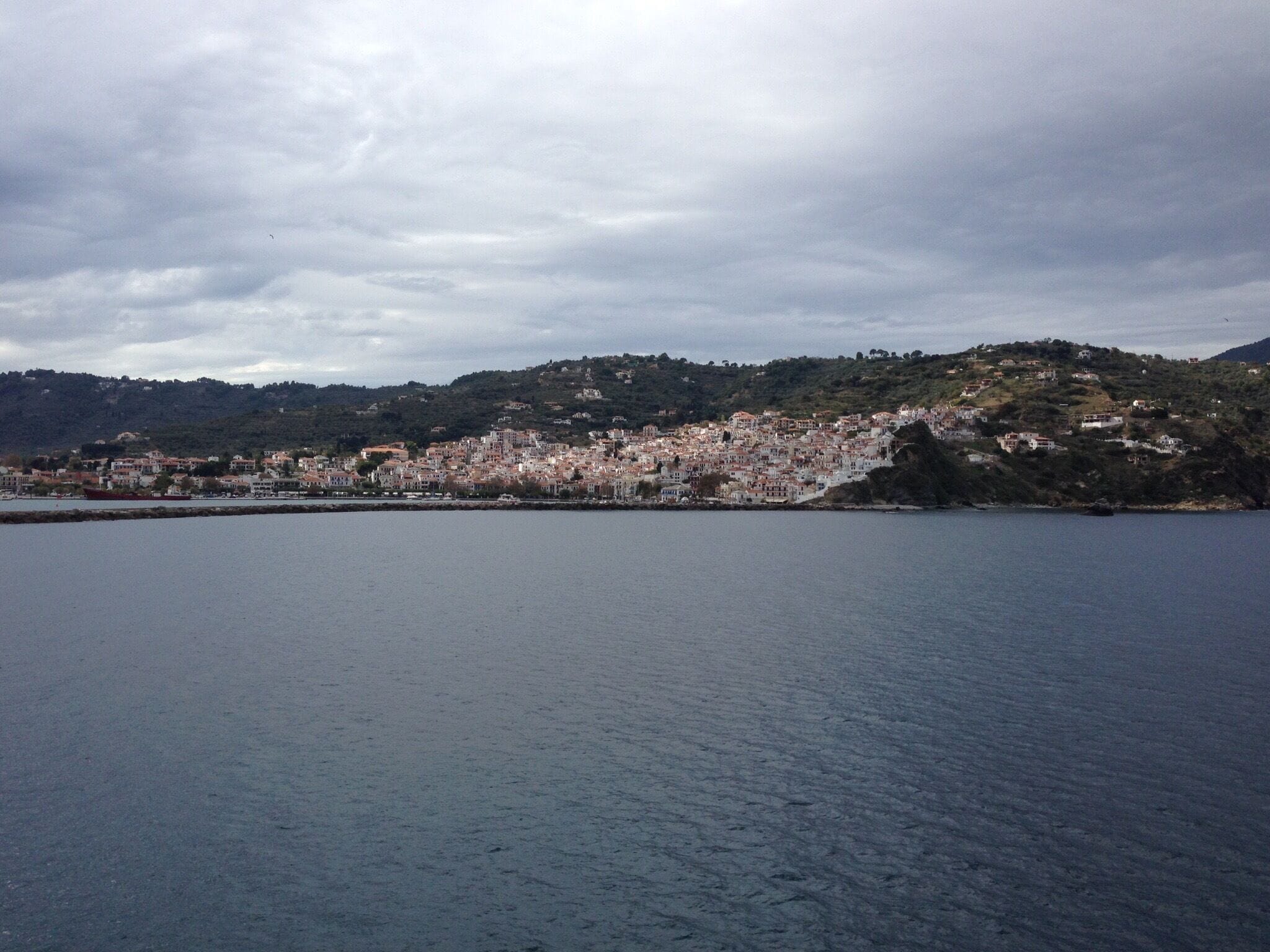 Just arriving in Skopelos. White houses, red roof... Great place. 