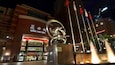 Un bâtiment moderne, orné d’une grande sculpture à l’avant, abritant une boutique Cartier et portant une enseigne indiquant « Ngee Ann City ».
