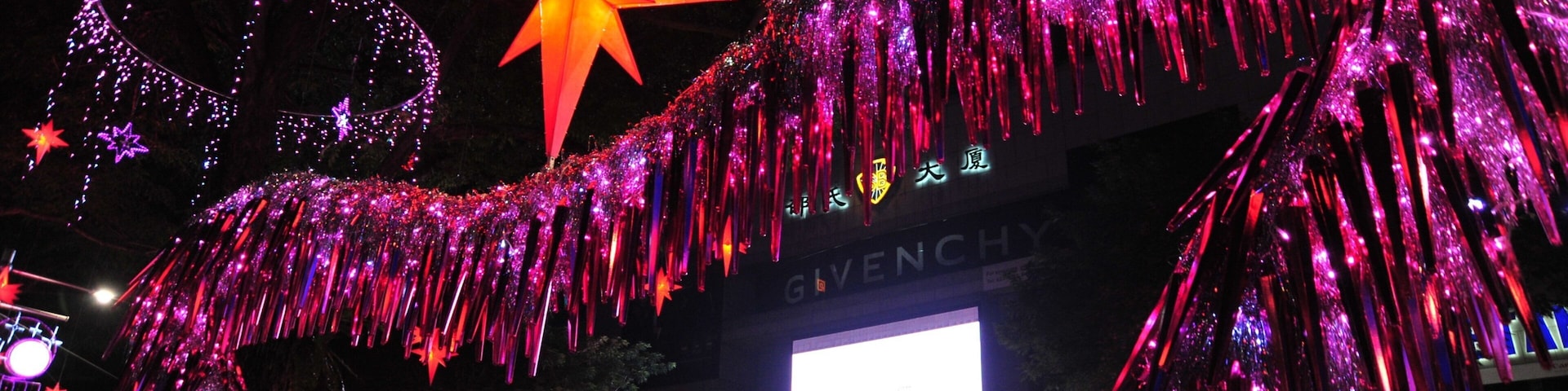Avenida Orchard Road mostrando escenas de noche