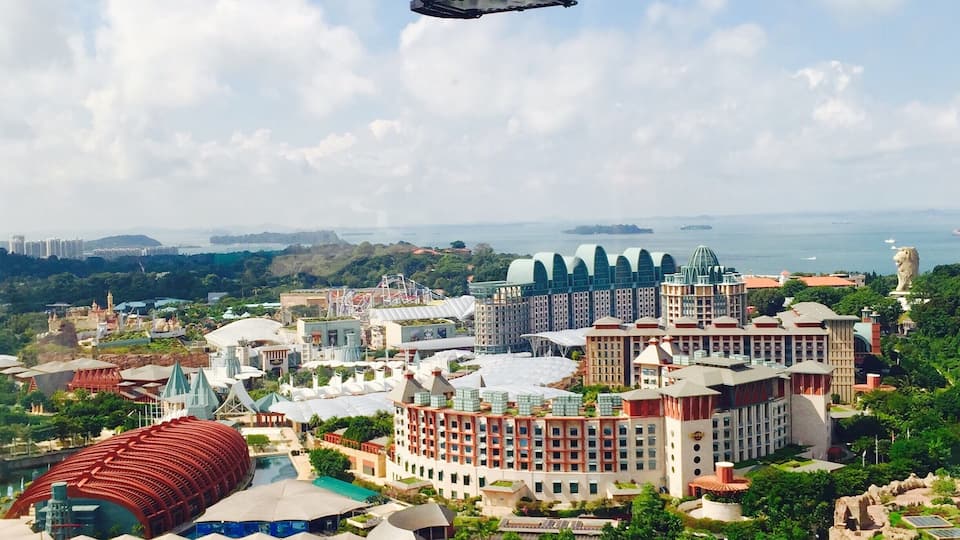 View of Sentosa Island from the cable car.
Merlion(positioned at 1 o'clock), a creature with a lion's head and a body of a fish, is Singapore's national symbol.