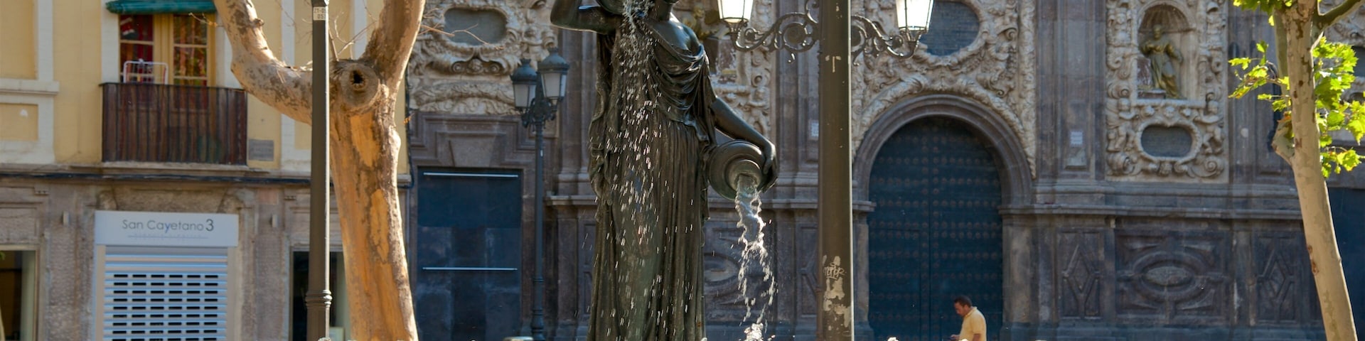 Aragão caracterizando uma fonte, uma estátua ou escultura e elementos de patrimônio