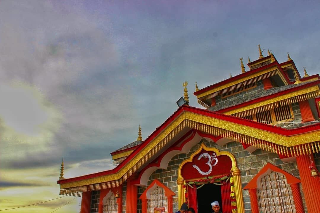 Surkhanda Devi Temple, Dhanaulti Uttrakhand.
When Shiva was on his way back to Kailash carrying his beloved wife Sati's body & passing over this place, her head fell at the spot and due to which the temple got its name as Sirkhanda.
.
.
.
.
#Uttrakhand #dhanaulti #surkhandadevi #dehradun #uttrakhanddiaries #uttrakhandtourism #unexplored #hiddenparadise #devbhoomi #uttrakhand_devbhoomi #travelbloggerindia #travelblogger #travel #travelblog #traveller #wanderer #incredibleindia #natgeoshot #lonelyplanetindia #igers_india #solotraveller #somaghosh #somatraveltales #travelwithsoma #livingmytraveldreams #dreamexplorecapture #lifeislikeacamera