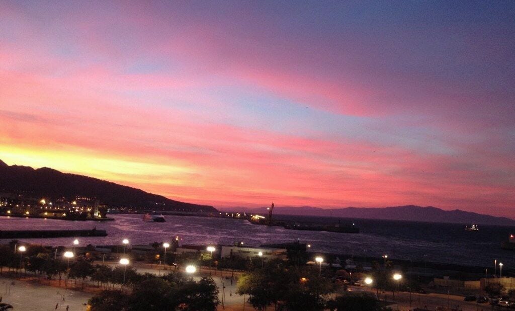 Anochecer en el Estrecho de Gibraltar.