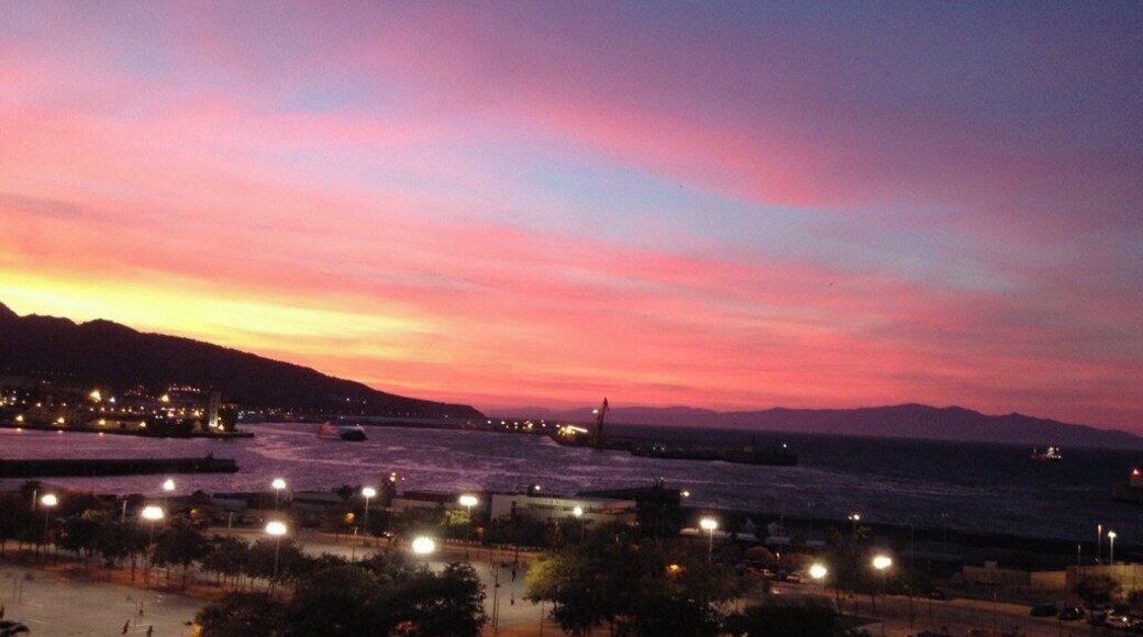 Anochecer en el Estrecho de Gibraltar.