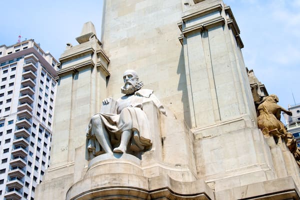 Plaza de España som omfatter en plads eller et torv, udendørs kunst og en statue eller en skulptur