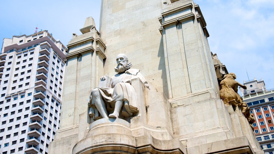 Plaza de Espana có tính năng pho tượng, thành phố và quảng trường