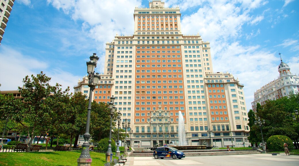 Plaza de Espana featuring heritage architecture, a fountain and street scenes