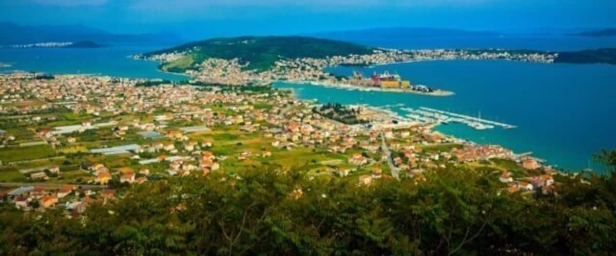 The drive along the Dalmatian Coast goes along rugged mountains, past almost 80 islands, and goes by some wonderful cities such as Split, Zadar, and, of course, the fabulous city of Dubrovnik. All along the coast, there are breath-taking views of the Adriatic Sea.
.