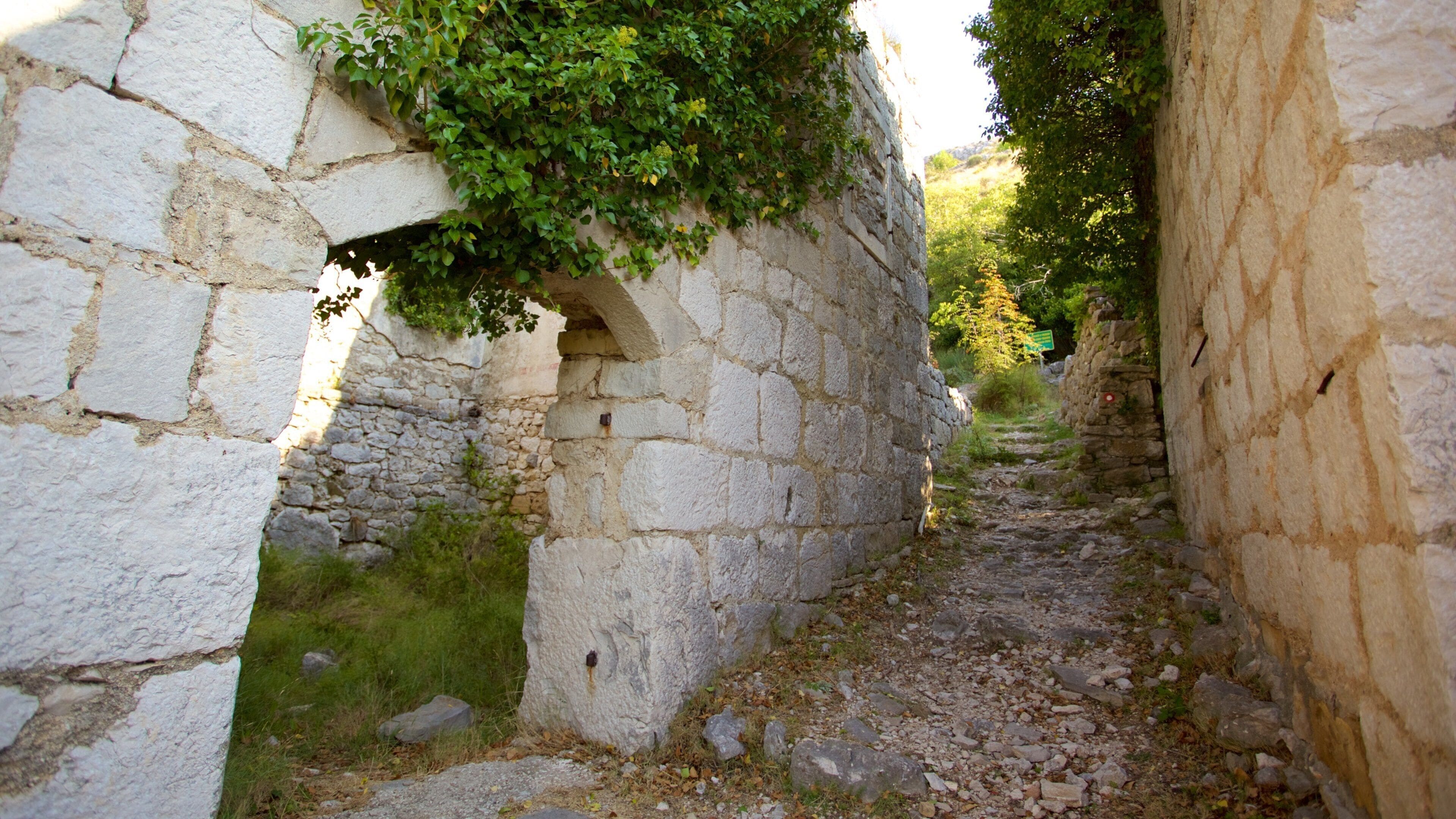 Podstrana mostrando una ruina