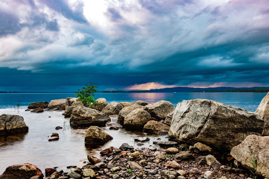If you love the outdoor, Petawawa is made for you, multitude of free trails, provincial park make for a awesome place to visit. Found this little ''bay'' behind the golf course. The storm was coming from the North of Quebec toward us which made for a moody atmosphere.
Calm before the storm. #BVStrove