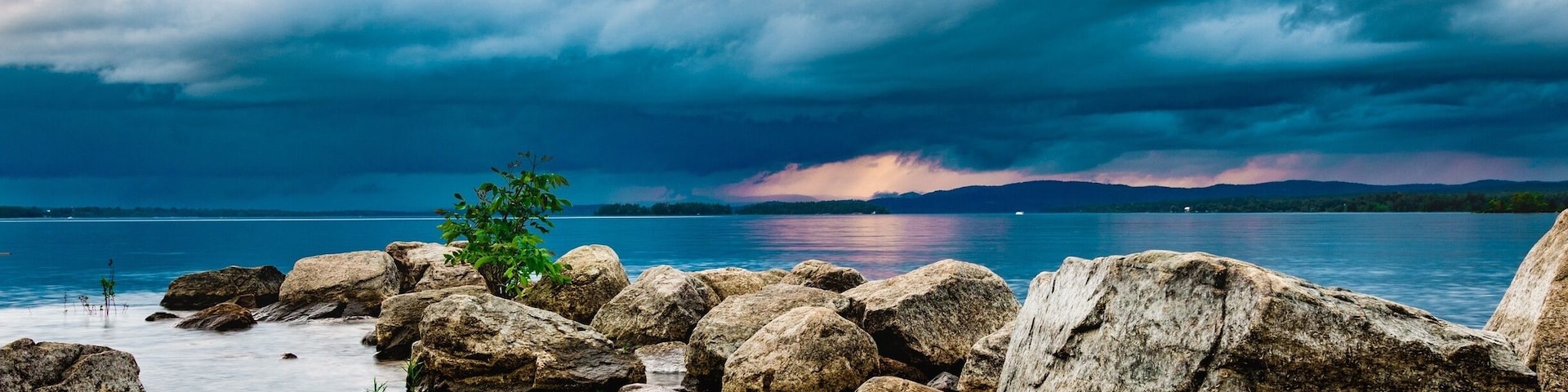 If you love the outdoor, Petawawa is made for you, multitude of free trails, provincial park make for a awesome place to visit. Found this little ''bay'' behind the golf course. The storm was coming from the North of Quebec toward us which made for a moody atmosphere.
Calm before the storm. #BVStrove