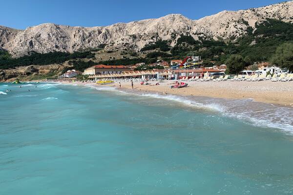 Schöner Strand direkt vor dem Campingplatz.
