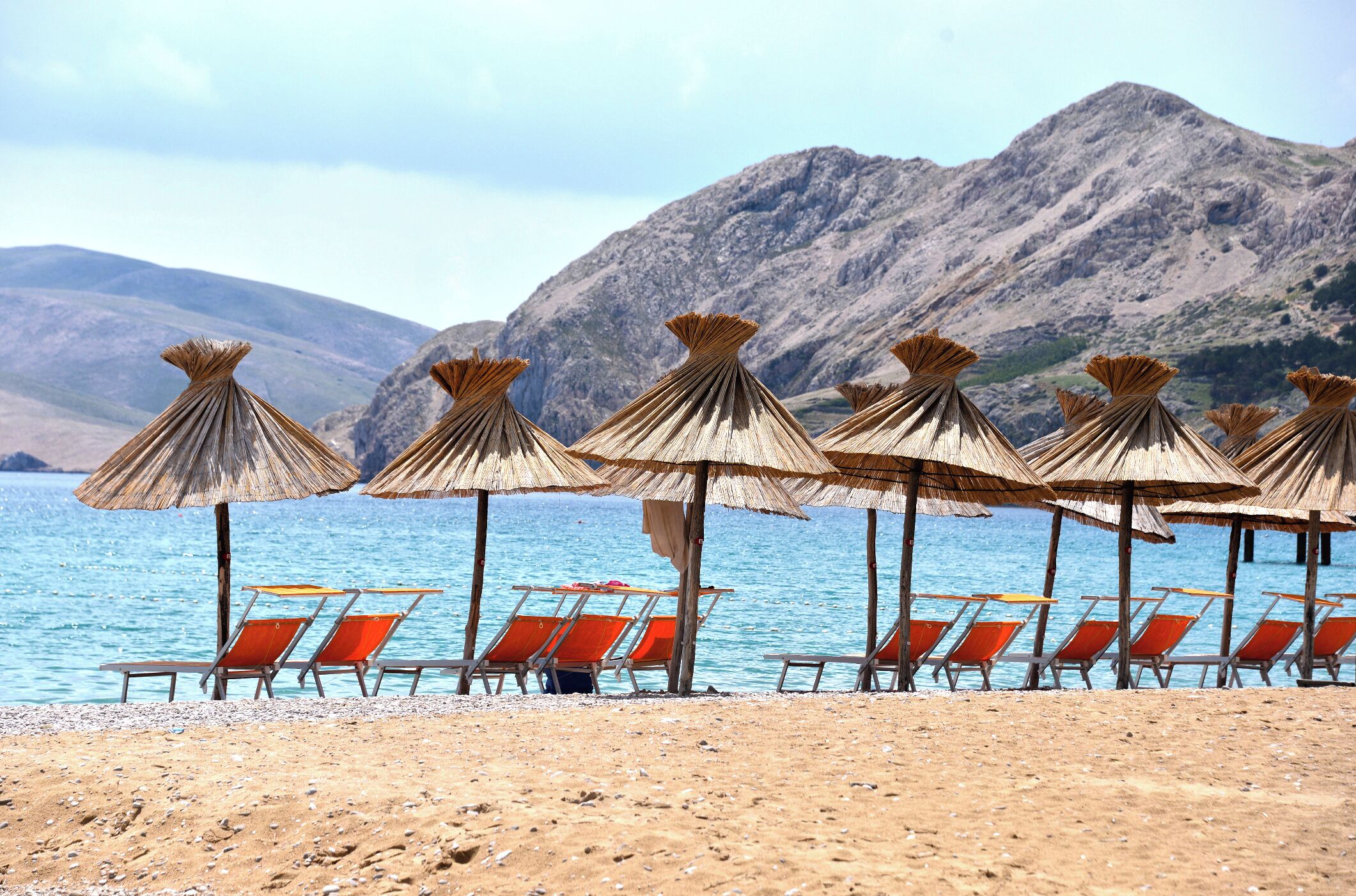 Najlepši in najpopularnejši del otoka Krk, glavna plaža v Baški. Tale fotka je nastala konec maja, ko še ni bilo gneče pod marelami, prvi pogumneži pa so že ob prijetnih temperaturah veselo skakali v morje ...


#Island #Krk #Baska #beach #Croatia #Balkan #RoadTrip #Waterlust 