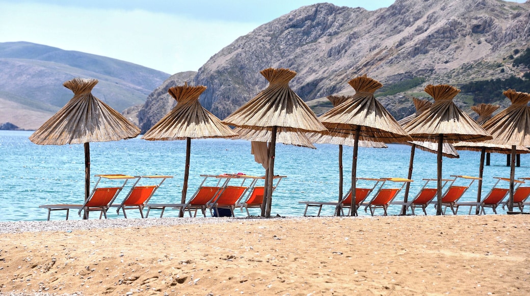 Najlepši in najpopularnejši del otoka Krk, glavna plaža v Baški. Tale fotka je nastala konec maja, ko še ni bilo gneče pod marelami, prvi pogumneži pa so že ob prijetnih temperaturah veselo skakali v morje ...
#Island #Krk #Baska #beach #Croatia #Balkan #RoadTrip #Waterlust